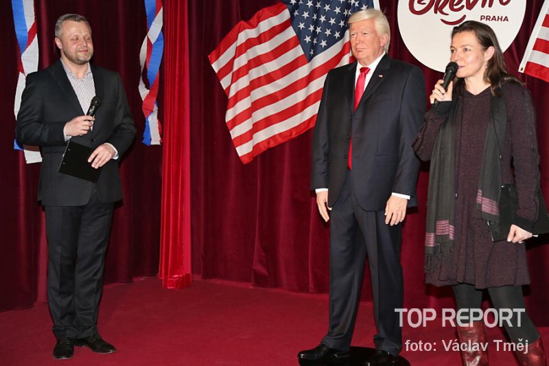 Donald Trump byl v Praze inaugurován o den dříve