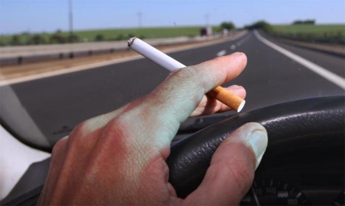 Kouření za volantem 6x zvyšuje riziko nehody