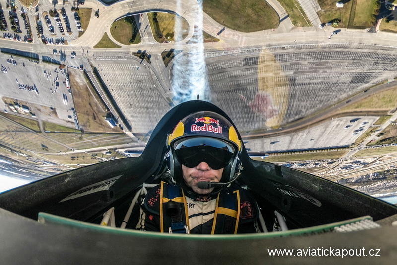 Uřadující mistr světa Red Bull Air Race s Mustangy na českém nebi