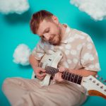Thom Artway přichází s první česky zpívanou deskou Trhám mraky. Plnou osobní naděje a optimismu